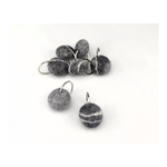 Ein kleiner gefilzter Kiesel als Schlüsselanhänger